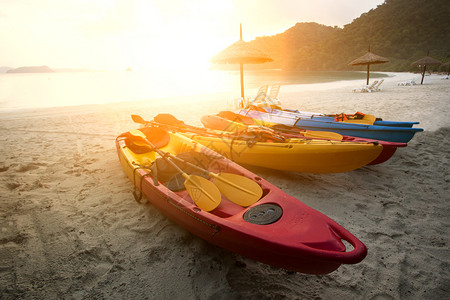 沙滩上的海面皮艇与美丽的太阳图片