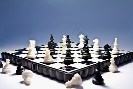 打败斗争展示权力战略概念和商业成功经验的象棋曲目冲突图片