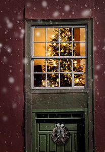 见过降雪在窗外看见圣诞树下雪背景圣诞树窗户Lit圣诞树窗户绿色图片