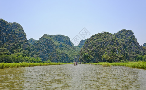 船亚洲越南沿河的稻田旅游图片