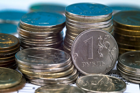 富有的俄罗斯硬币卢布库斯汇合货币堆积金钱结存俄罗斯硬币卢布预算钞票图片