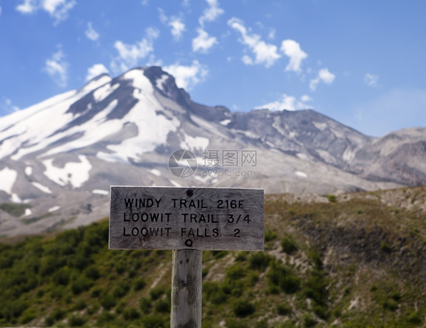 在WindyRidge附近线索头的一个标志显示背景中圣海伦山火的露天弹坑靠近一种簧图片