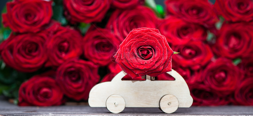 道具小汽车上的红玫瑰花图片
