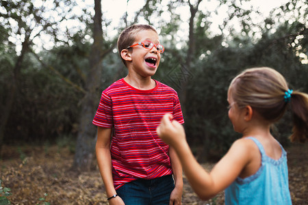 走远足两个孩子在森林里玩耍和跳舞笑图片