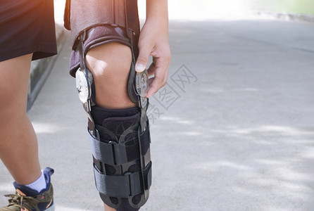 角度在公共园跑步时左腿上支撑膝盖架的控制下脚部手动作控制竞技工具图片
