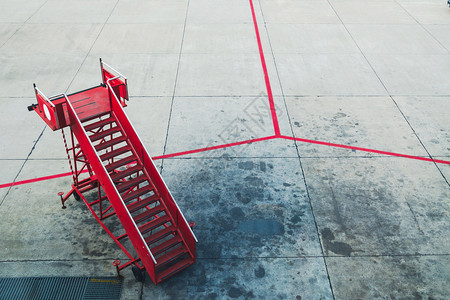 机场的红色旅客步骤运输美丽的航空图片