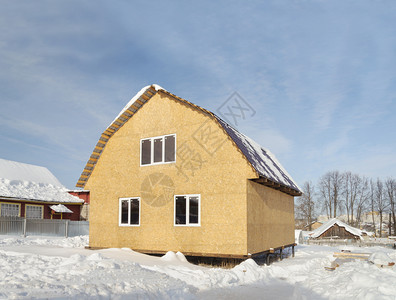 俄罗斯弗拉基米尔地区冬季建造小型木制农户田间住宅区床单新的树图片