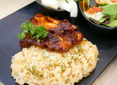 桌子酱蜜糖韩国食品鸡肉炒饭加烤蜂蜜和芝麻玻璃鸡配沙拉图片