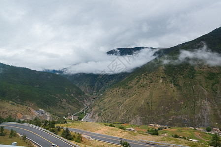 绿色夏天线山坡在云中躺着青绿的阴锥被迷雾笼罩在景色风中图片