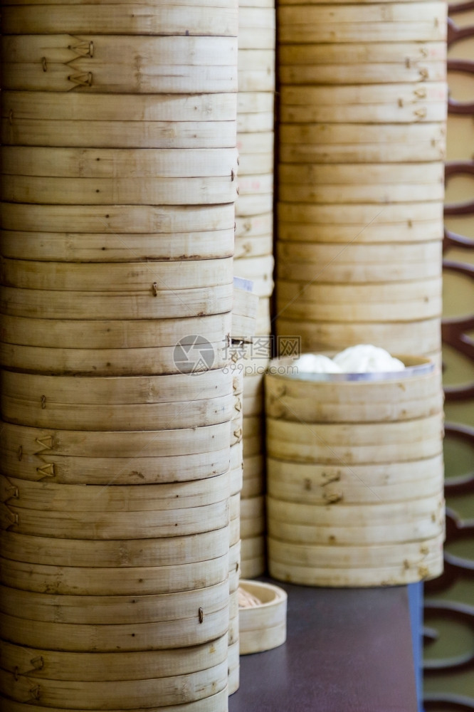 竹子水稻蒸汽船堆叠着一个露天展示的烤面包水饺港食物图片