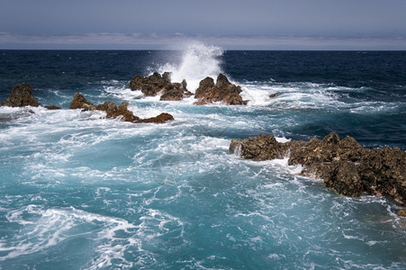 水池在马德拉的波尔图加岛大西洋海背景图片
