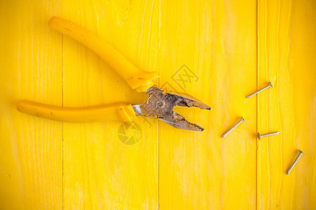 黄木表面的电钳和指甲金属的刀具目图片