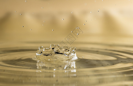 液体水滴下宏观拍到的深色底湿喝图片