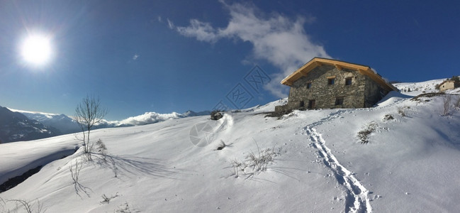 冬季的山上小屋图片