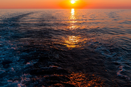 日出海景风景画一种海中日落和船只的踪迹自然痕设计图片