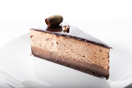 糕点一种面包店新鲜巧克力芝士蛋糕在白色盘子上新鲜巧克力奶酪蛋糕图片
