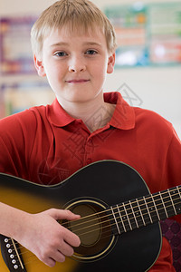 乐器男高中学生玩吉他的肖像音乐家课堂图片