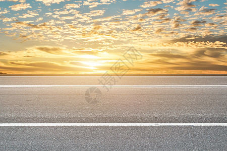 爬坡道高速公路质地空的清沥青路和日出背景的天空自然观设计图片