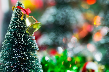 红色的圣诞假期金铃松枝星和雪花的背景圣诞节钟声庆典图片