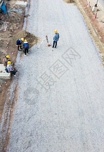 活动与建造新道路的级别测量工具一起作的团队建设新道路重的电平测量图片