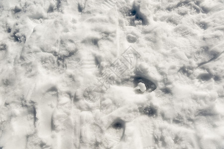 地面霜远足雪中各个方向的脚印和鞋在积雪中图片