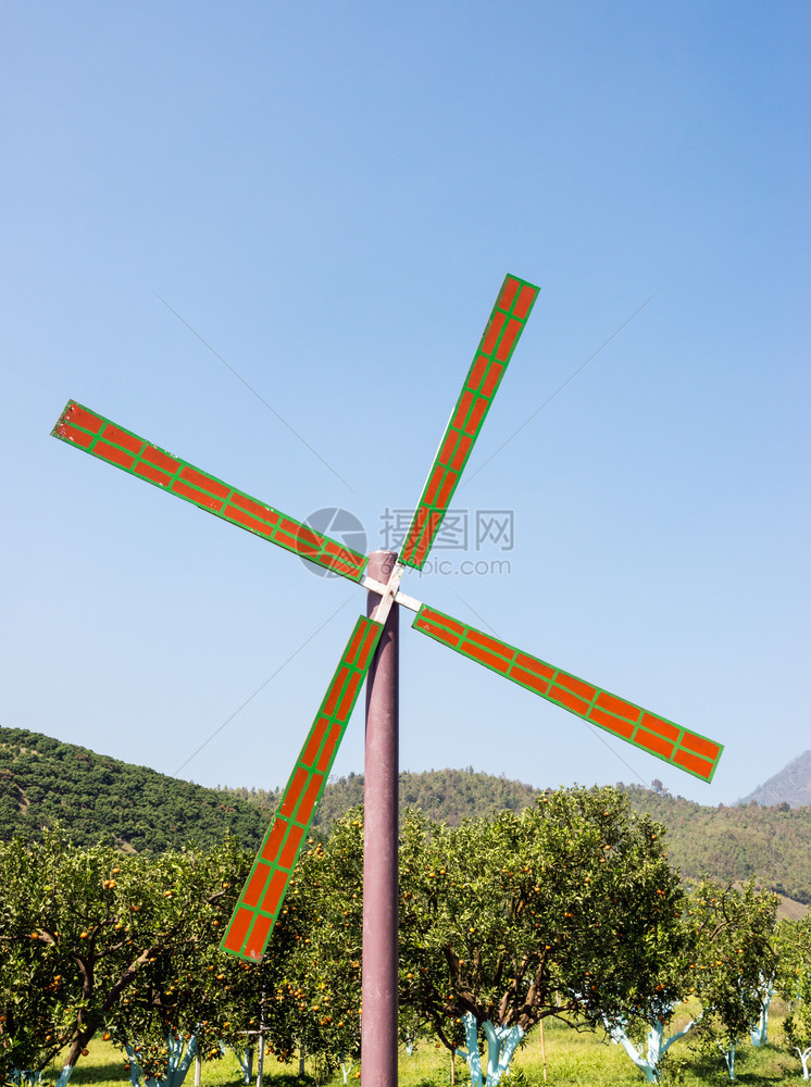 清除环境橙色农场蓝天空下的小风车自然图片