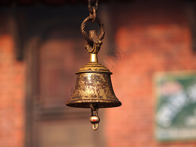 尼泊尔寺庙的铜铃闪亮神社金属背景图片