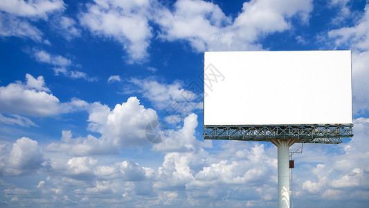 海报展示在天空背景上孤立的广告牌用于显示产品外观的广告牌空白图片
