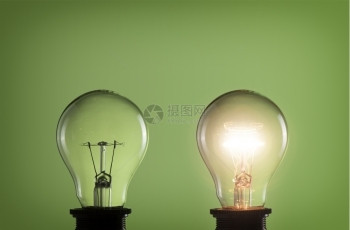 明亮的绿色背景灯泡绿底商业力量图片