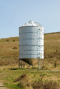 工业的牧场梯子澳大利亚西新南威尔士州一家农场的铁谷绿化粮仓图片