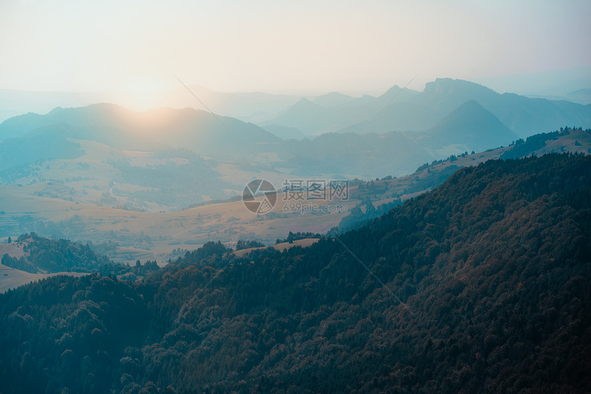 科罗尼脚丫子杜纳耶克在日落Dunajec河之前美丽的自然景观在Pienny山的TrzyKorony三冠峰脚下图片