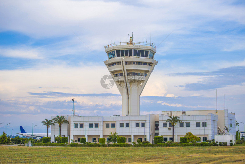 建造天空机场塔台和有云天的建筑观察图片