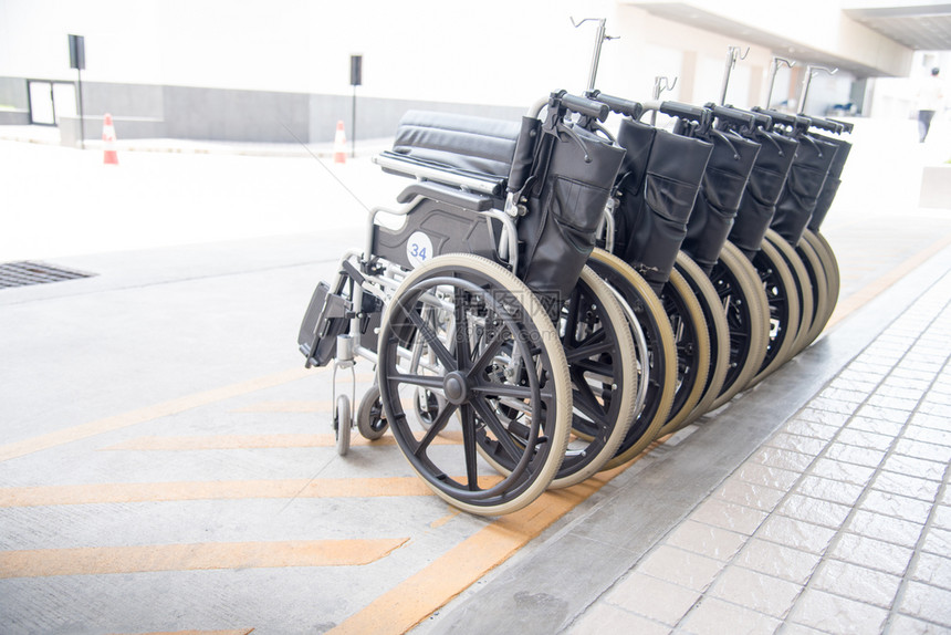 受伤带硬日照的轮椅式概念卫生保健难的图片