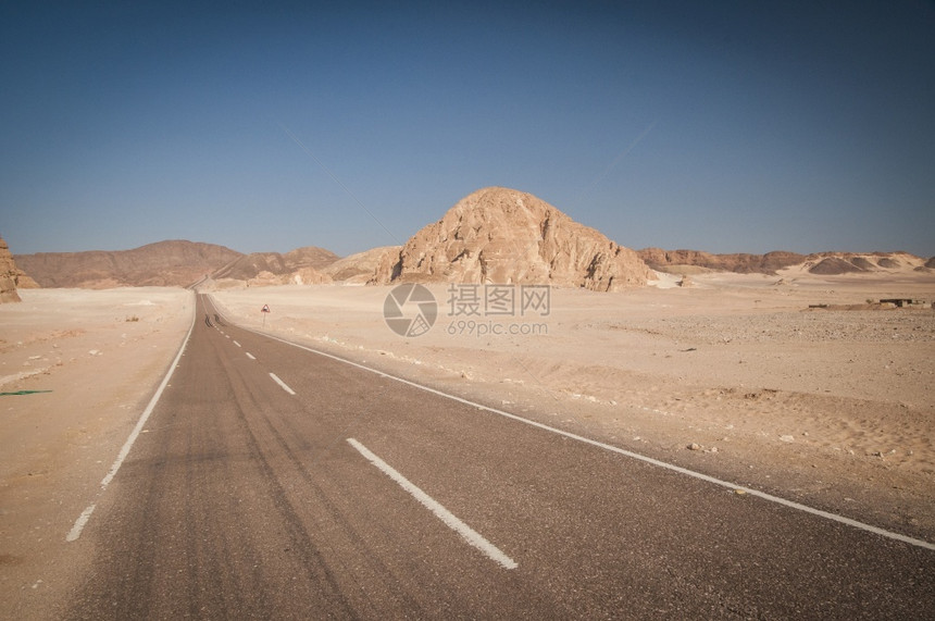 蓝色的骆驼沙漠景观蓝天空和太阳有道路沙和山丘东图片