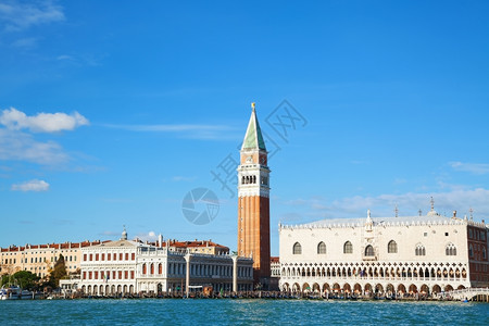 意大利威尼斯圣马可广场阳光明媚的日子克拉夫琴科钟地标图片