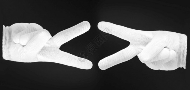 人们手指戴在黑色背景上的白手套戴在黑色背景上的白手套势图片