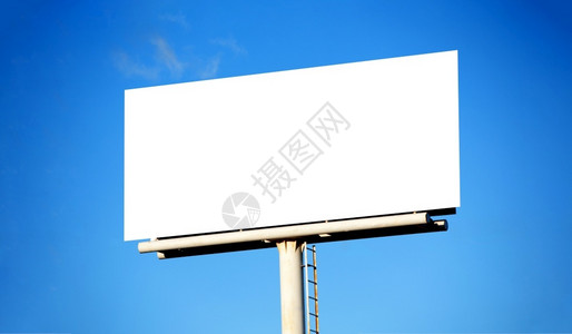 宣布复制以蓝天空为背景的大白广告牌色的背景图片