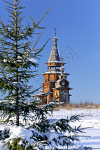 小型木教堂冬季明天在背面绿毛树前地聚焦教堂顿悟俄罗斯语图片