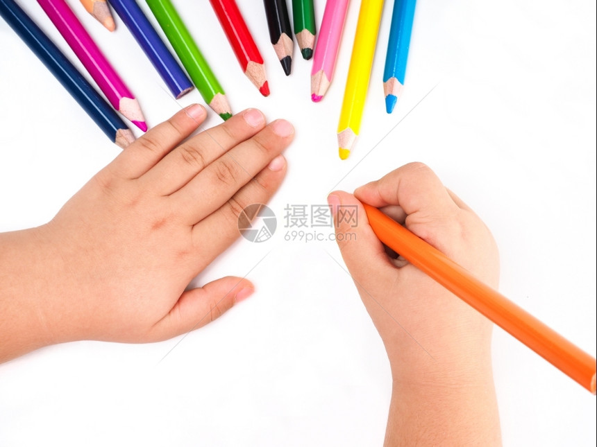 在白纸上画彩色铅笔的孩子图片