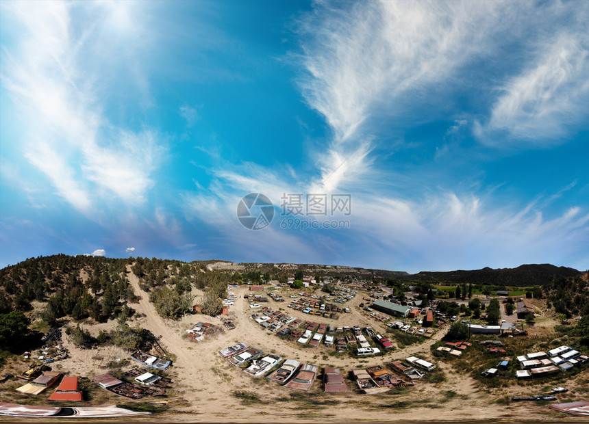 废弃旧车停场的全景空中观察陈年老的路图片