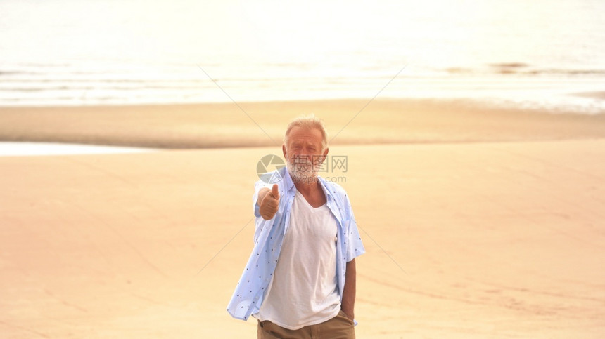 沙滩上快乐老人点赞图片