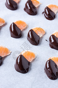 营养巧克力覆盖橘红色甜饼图片