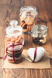 姜饼干糖果蛋糕木制桌上罐子中的甜点画像方向玻璃器皿美味的自制图片
