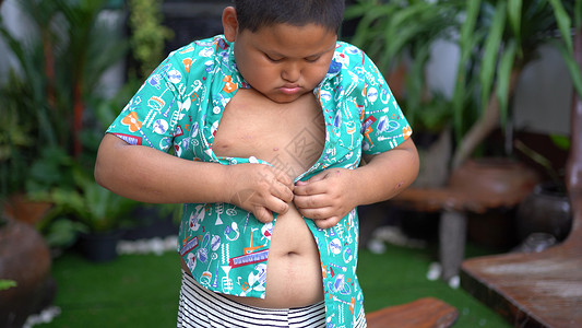 紧的男生亚洲胖子男孩露户紧身衬衫男人背景图片