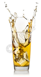 最在酒中一杯苹果汁从冰块上溅起在白色背景上隔开一杯苹果汁从冰块上溅起喝一种寒冷的设计图片
