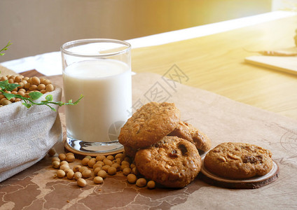 早餐加一杯豆类牛奶和饼干食品健康概念大豆食物曲奇饼图片