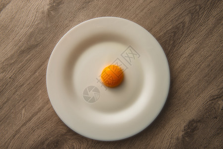 鸡新的白板上蛋黄和木桌蛋黄食物图片