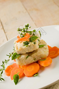 可口木制的以新鲜红菜和巴西尔为生的胡萝卜上美味鳕鱼的照片香气高清图片素材