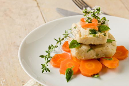 可口地中海以新鲜红菜和巴西尔为生的胡萝卜上美味鳕鱼的照片新鲜味道高清图片素材