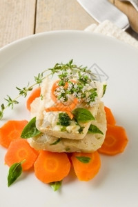 地中海可口超过以新鲜红菜和巴西尔为生的胡萝卜上美味鳕鱼的照片平坦的高清图片素材